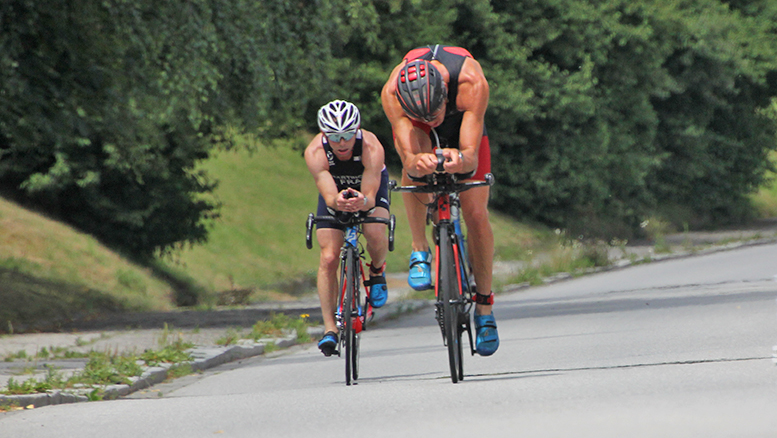 Fight on the bike: Laurent vs. Ferenc © Lars Rohde